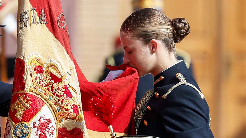 La princesa Leonor besa la bandera de España en su jura en la Academia Militar de Zaragoza