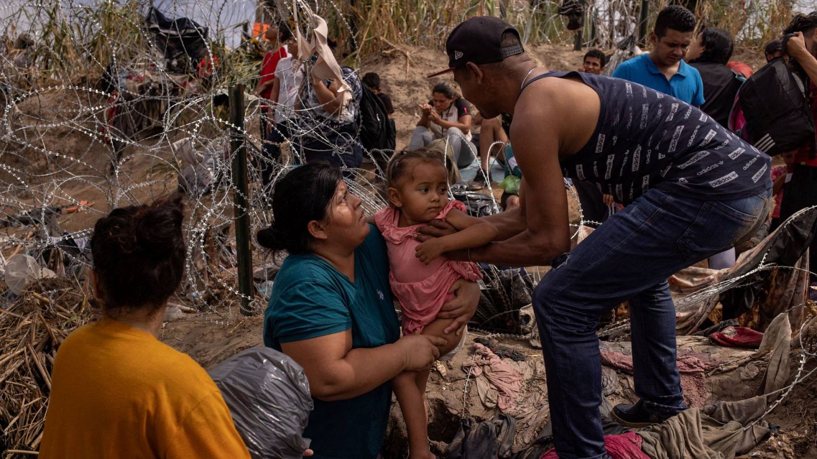 Biden afirma que no puede evitar reforzar el muro con México