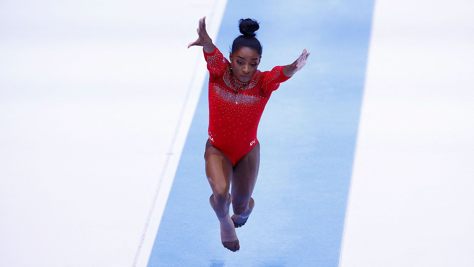 Simone Biles falla su salto estrella y se conforma con la plata - vídeo