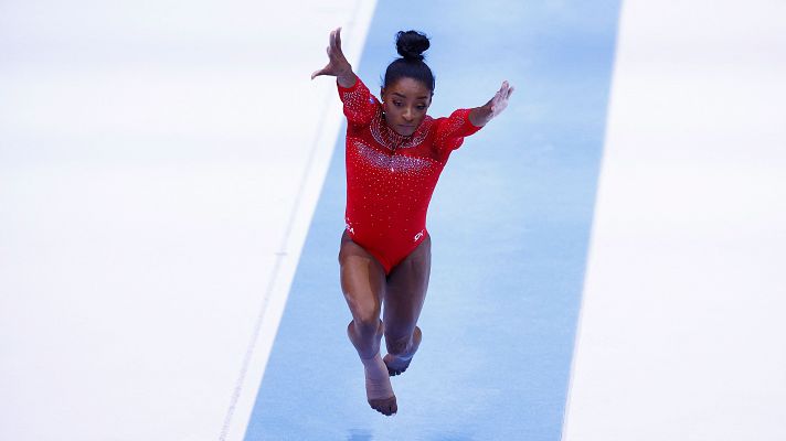 Simone Biles falla su salto estrella y se conforma con la plata