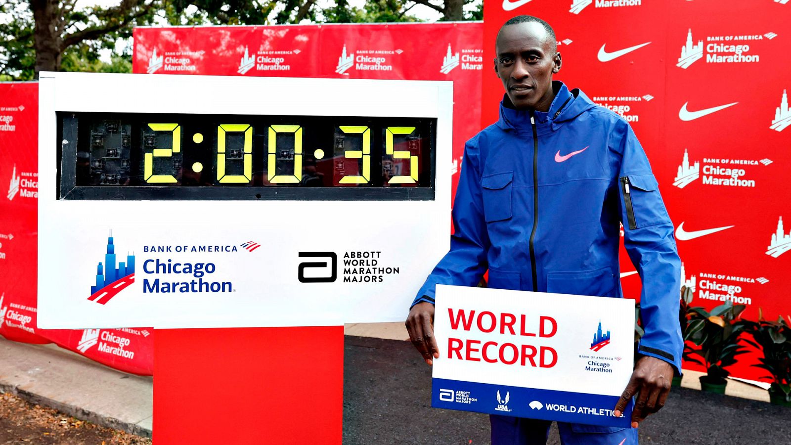 Kelvin Kiptum cruza la línea de meta y bate en Chicago el récord del mundo de Maratón