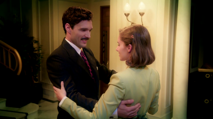 Salón de té La Moderna - Íñigo y Matilde bailan mientras Emilio toca el piano