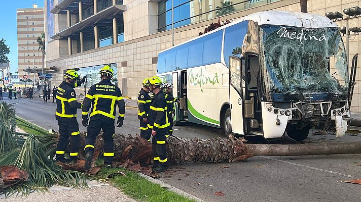 Telediario 1 - La pérdida de los frenos del autobús, la posible causa del accidente en Cádiz que dejó tres muertos