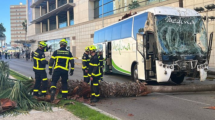 Telediario 1 - La pérdida de los frenos del autobús, la posible causa del accidente en Cádiz que dejó tres muertos