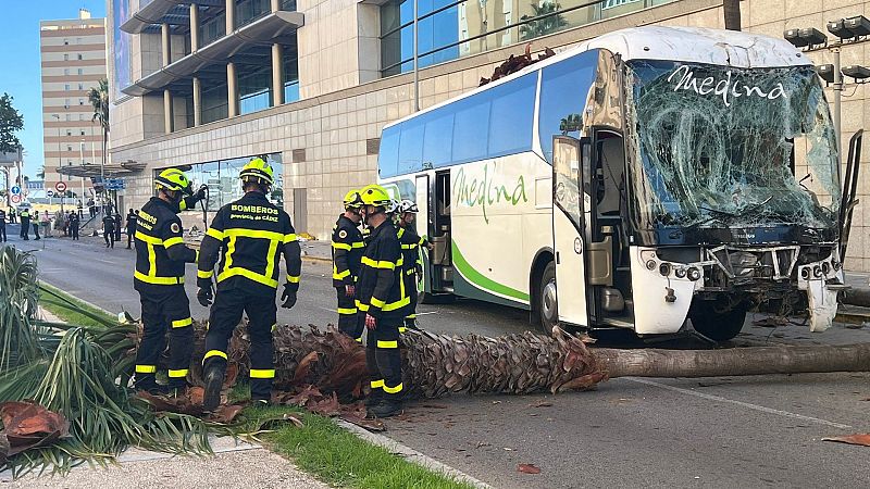 La pérdida de los frenos del autobús, la posible causa del accidente en Cádiz que dejó tres muertos