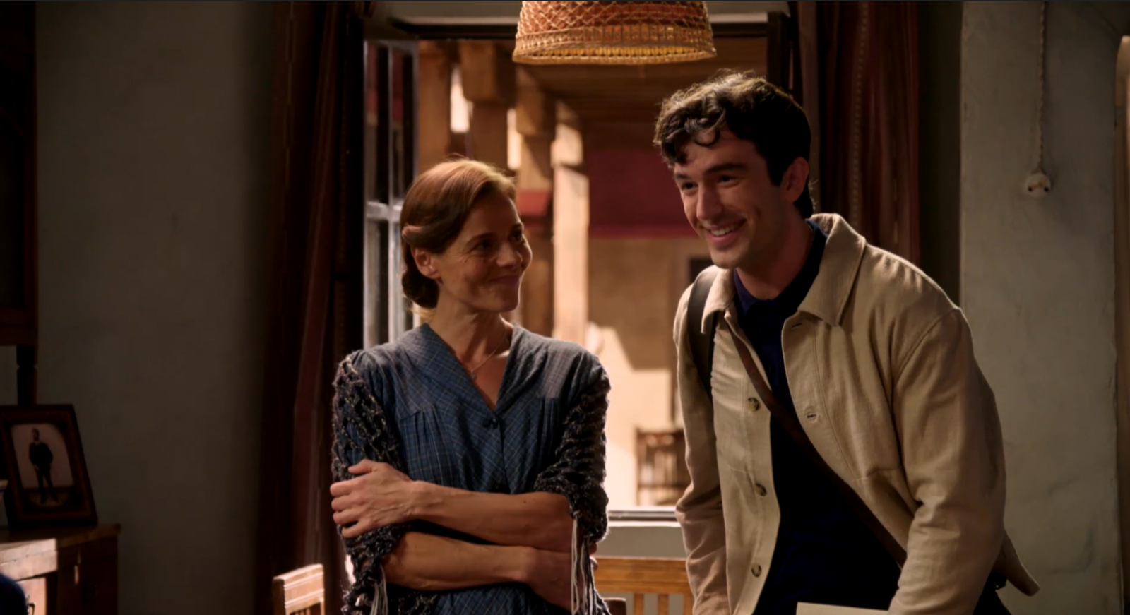 Manuel llega a la corrala para instalarse en el piso de Matilde - Salón de té La Moderna | Ver