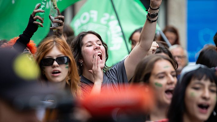 Las niñas y jóvenes activistas sufren más presión y críticas