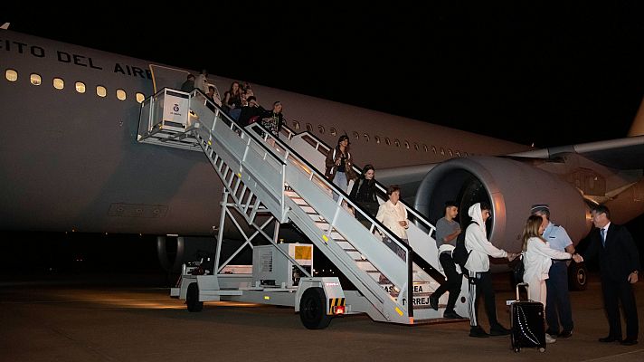 Telediario 1 - Llegan a España más de 200 personas que estaban en Israel de viaje de trabajo o por turismo