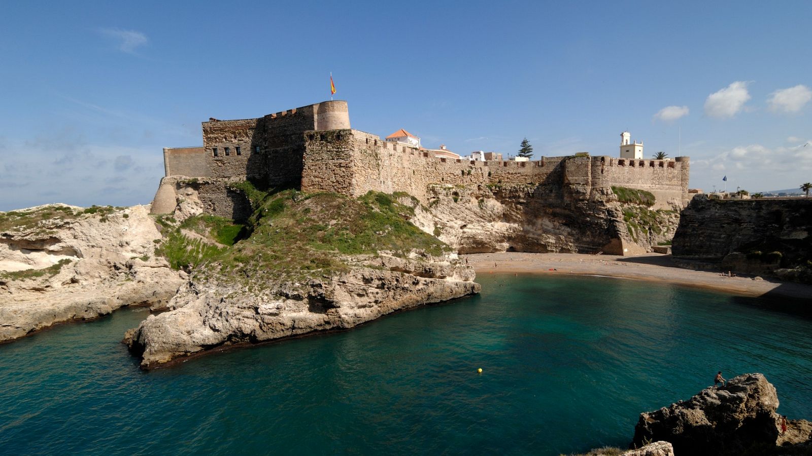 Bonos de descuento en avión y barco para reactivar el turismo en Melilla