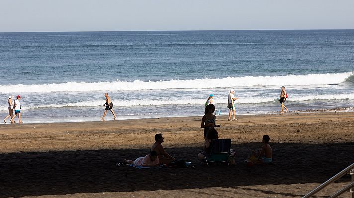 Ola de calor en Canarias: colegios cerrados y un incendio reactivado en Tenerife por las altas temperaturas