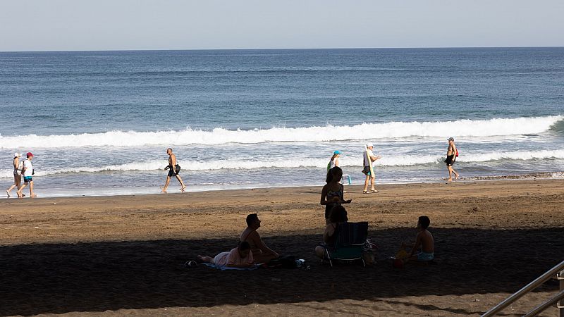 En Canarias han cerrado los colegios por las elevadas temperaturas, con 10 grados por encima de lo habitual a estas alturas del año, y que han reactivado un incendio en Tenerife.