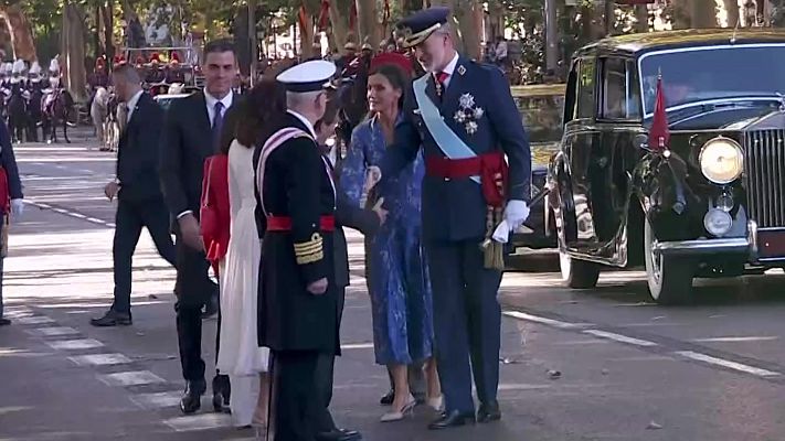 Abucheos a Sánchez y 'vivas' al rey en el inicio del desfile militar con motivo de la Fiesta Nacional: "Que te vote Txapote"