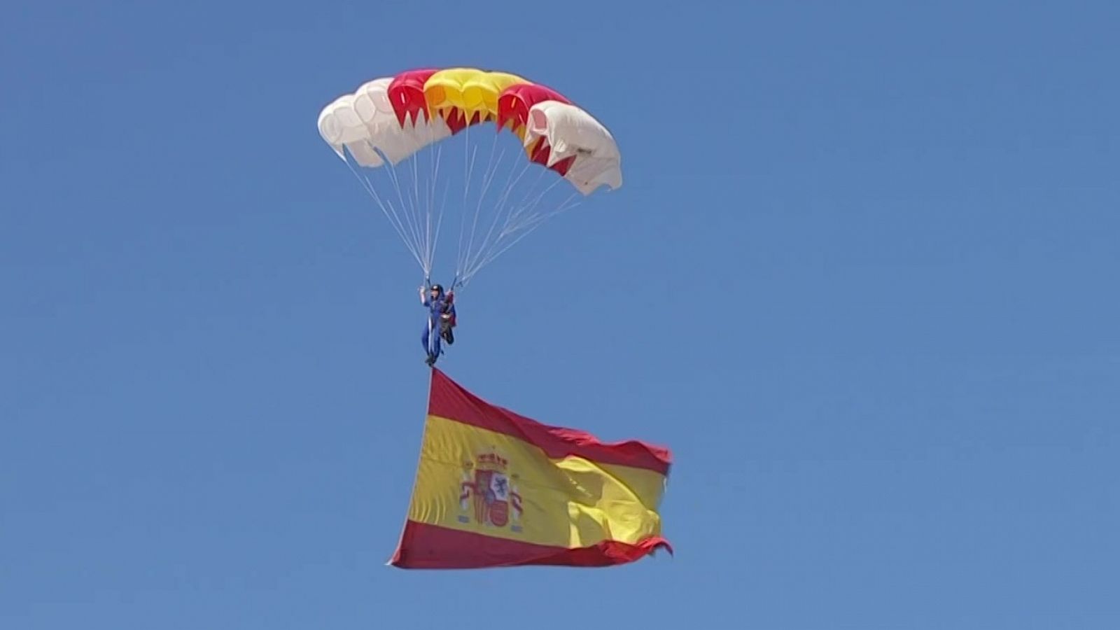 La cabo María del Carmen Gómez Hurtado ha sido la primera mujer paracaidista en saltar con la bandera de España en el desfile del Día de la Fiesta Nacional de 2023.