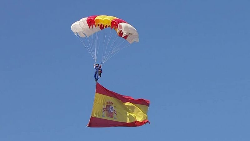 La cabo María del Carmen Gómez Hurtado ha sido la primera mujer paracaidista en saltar con la bandera de España en el desfile del Día de la Fiesta Nacional de 2023.