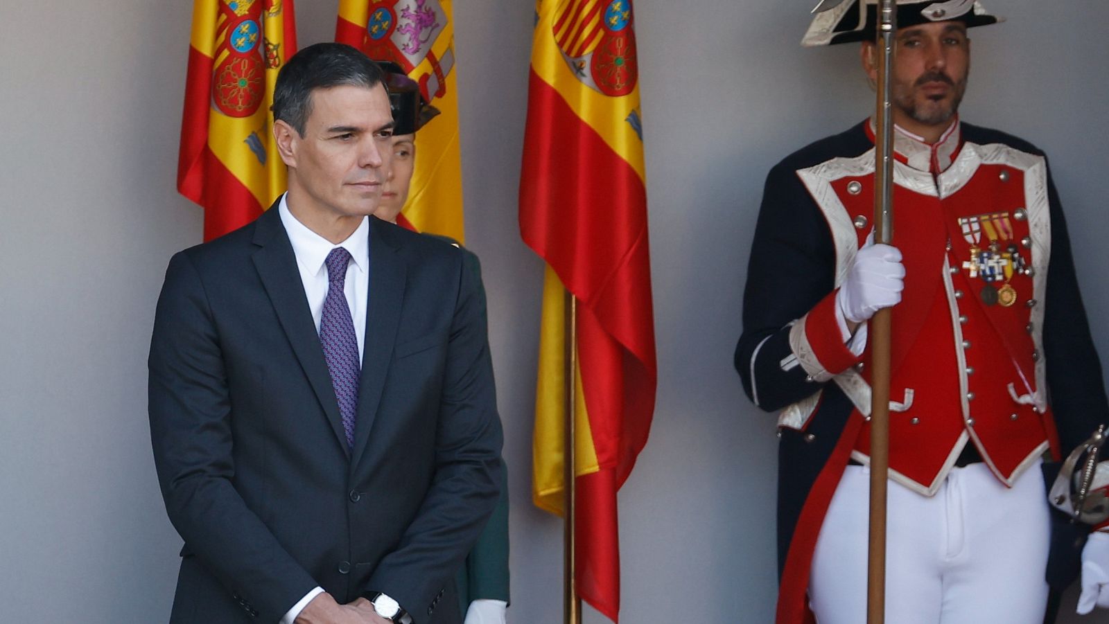 El presidente del Gobierno en funciones, Pedro Sánchez, ha sido recibido entre abucheos y gritos de "que te vote Txapote" al comiendo del desfile del Día de la Fiesta Nacional de 2023.