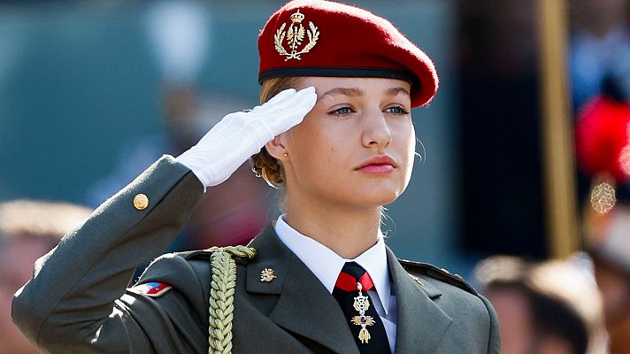 Primer desfile como militar y primera recepción de Leonor