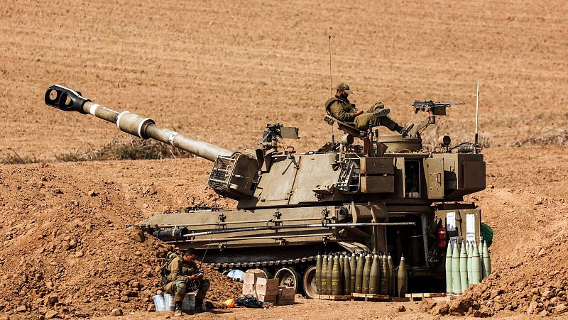 Grupos de militares israelís esperan en la frontera la orden de comenzar la ofensiva terrestre