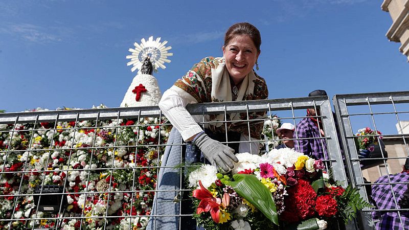 Miles de personas dejan sus flores a la virgen del Pilar en Zaragoza para crear su tradicional manto
