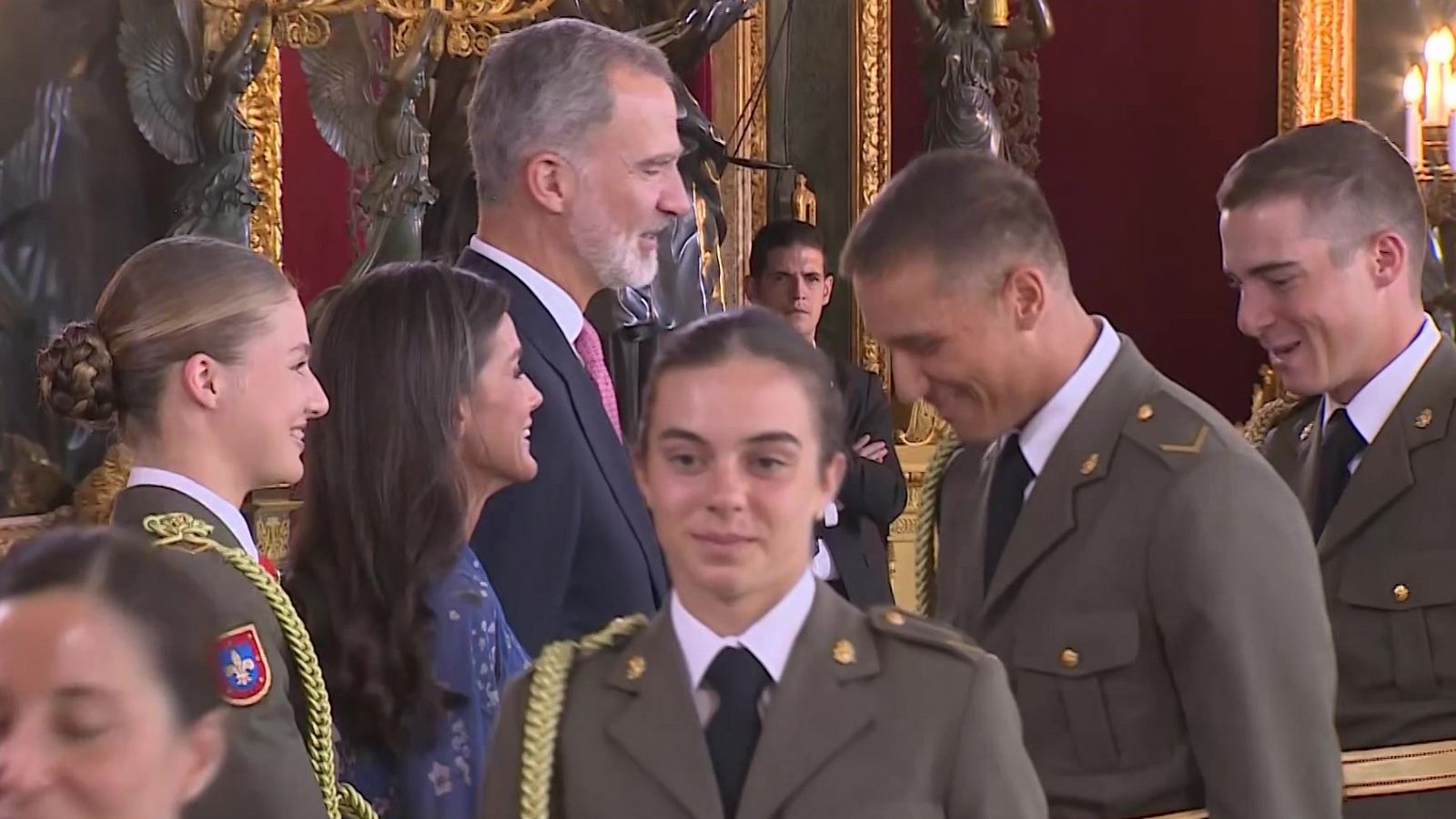 Leonor es sorprendida por varios de sus compañeros de la Academia Militar