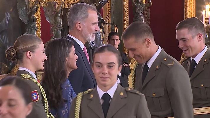 Leonor es sorprendida por varios de sus compañeros