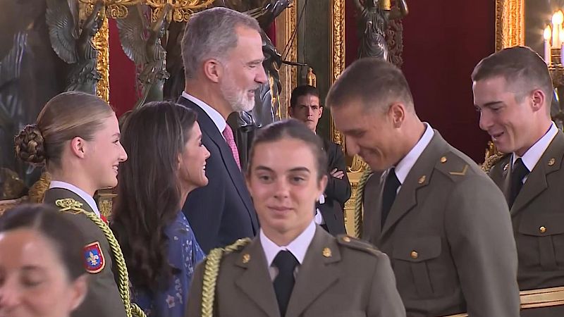 La princesa Leonor es sorprendida por varios de sus compañeros de la Academia Militar durante la recepción en el Palacio Real