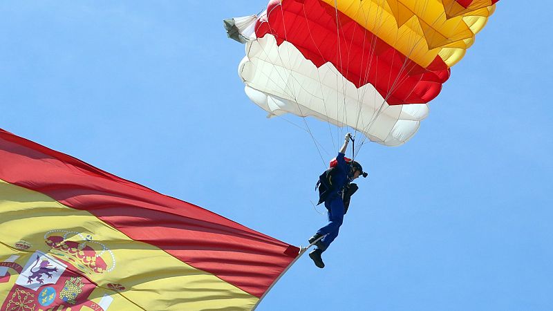 Carmen Gómez, la primera paracaidista en saltar con la bandera en el desfile del 12-O: "Practicamos la disciplina de precisión"