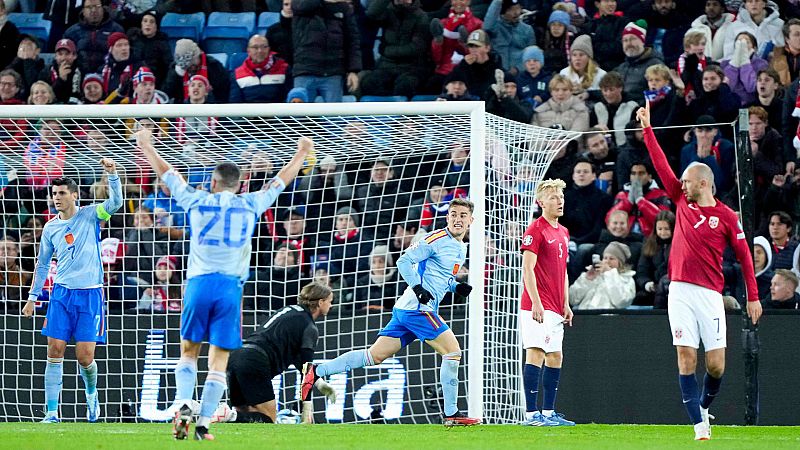 Noruega - España | Gavi marca tras una serie de rechaces y el gol sube al marcador tras una larga revisión (0-1) -- Ver ahora en RTVE Play