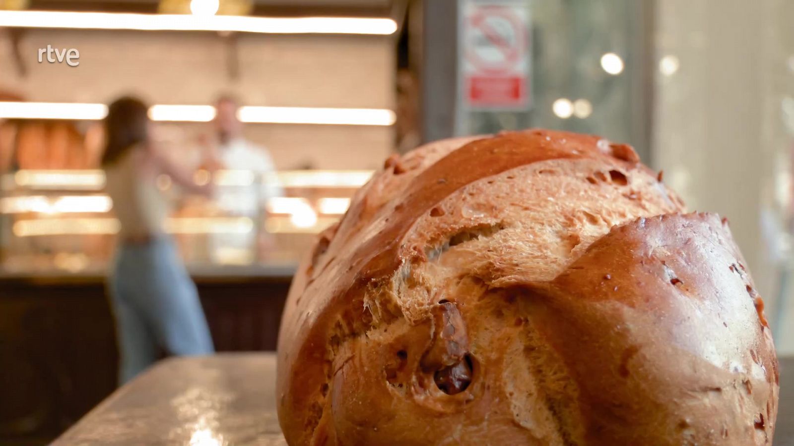 Así se hace un pan con nueces crujiente, casero y fácil