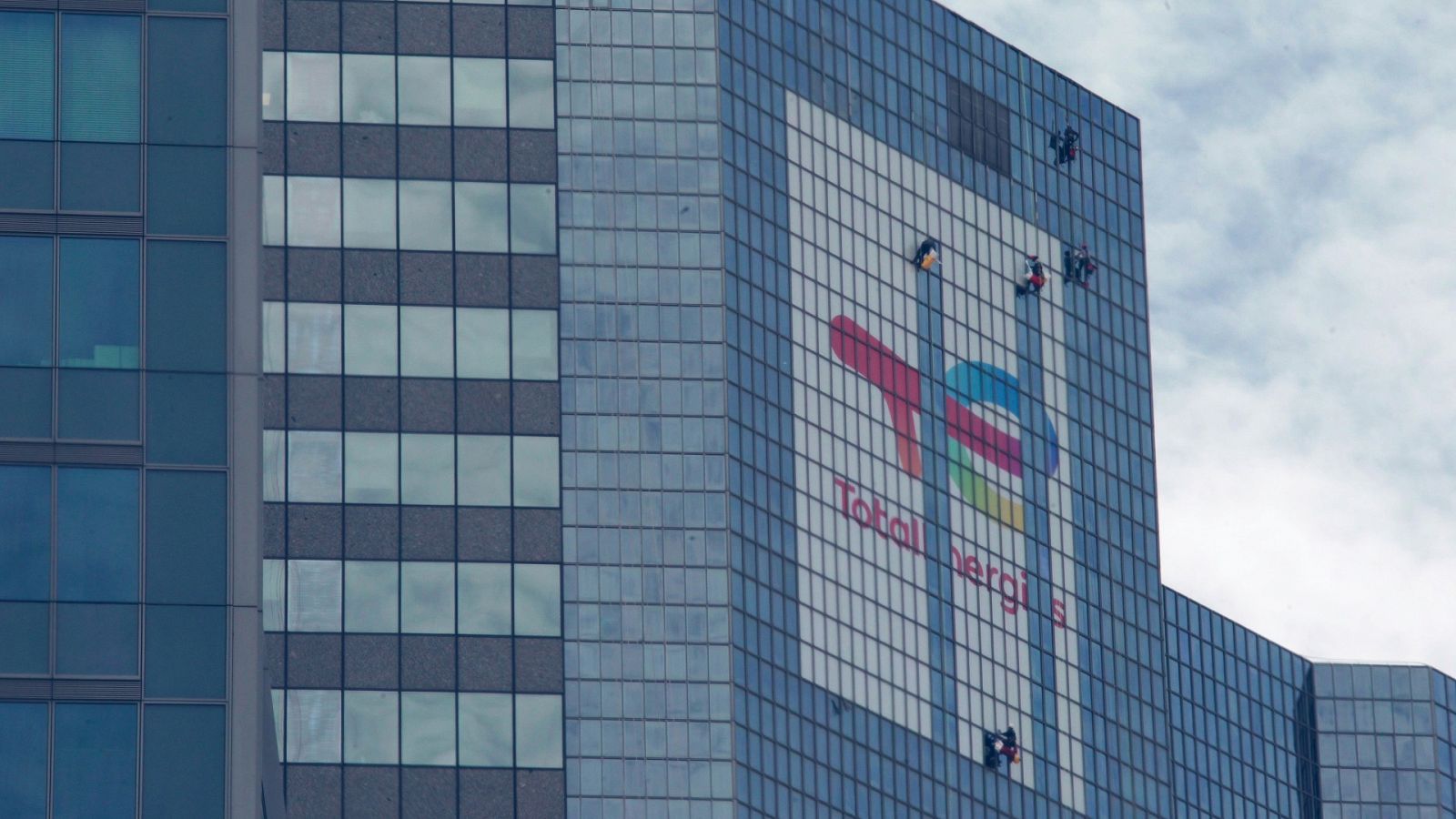 Documentos TV - El lavado de cara ecológico de "Total" - Documental en RTVE