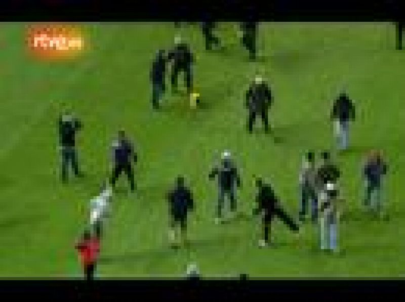 Imágenes de la policía autónoma vasca desalojando a los seguidores del equipo belga de fútbol del Anderlecht y los del Athletic de Bilbao en el estadio de San Mamés.