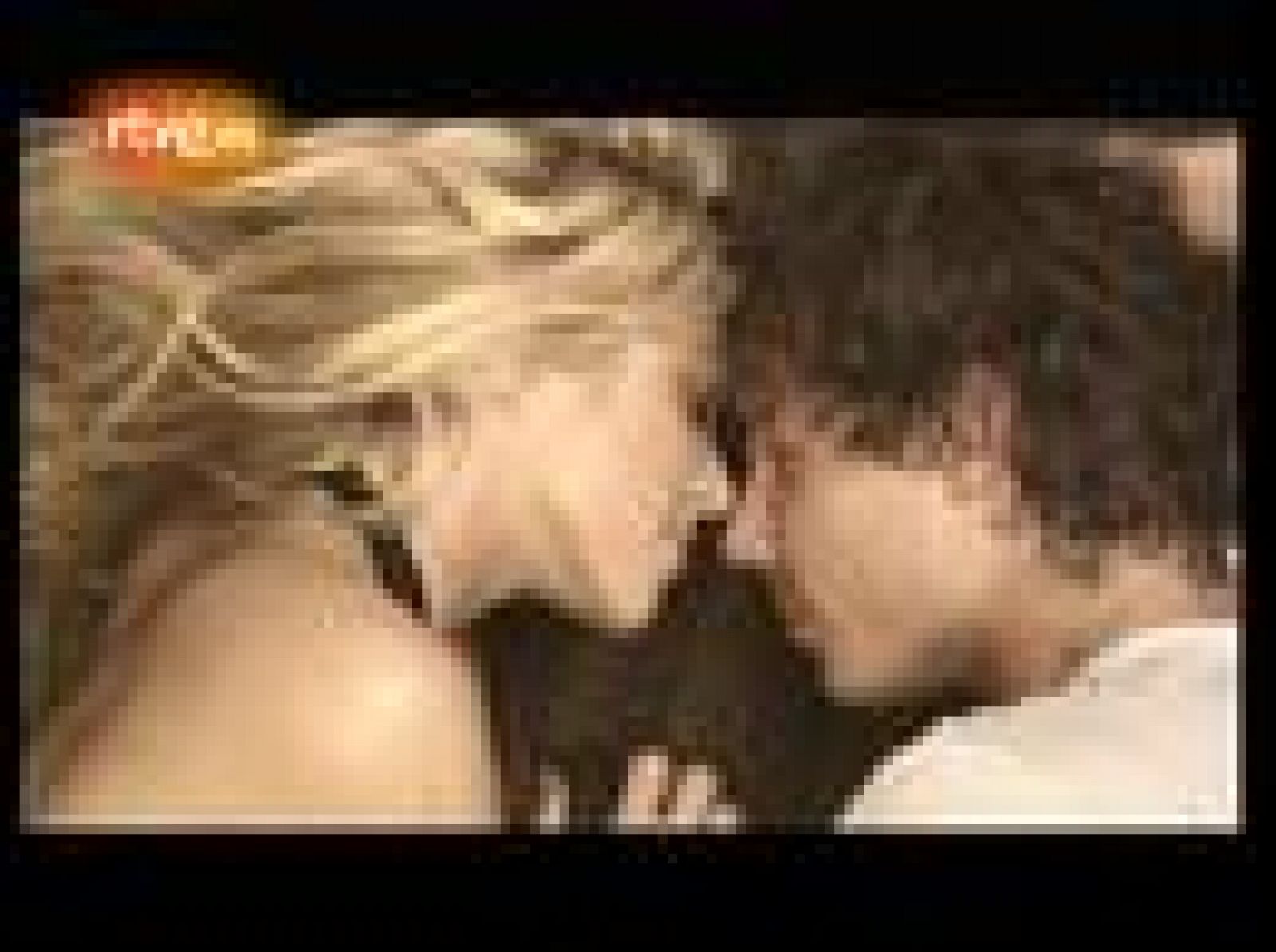 Medio minuto del videoclip grabado por Jaume de Laiguana para el tercer sencillo de 'Loba', en el que Shakira y Rafa Nadal aparecen abrazados y se prodigan caricias. 