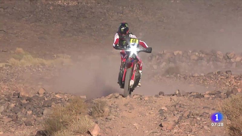Carlos Sainz sufre una avería en el Rally de Marruecos y Tosha Scharena repite victoria en motos - ver ahora