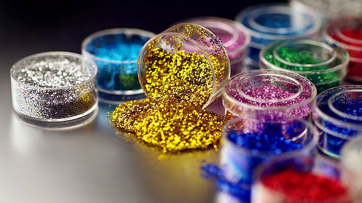 Telediario 1 - Adiós a la purpurina y el césped artificial: entra en vigor la normativa para reducir los microplásticos