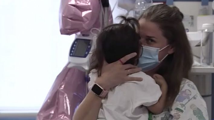 Telediario 1 - La hija de la UCI: la historia de la niña criada por personal sanitario de un hospital de Salamanca
