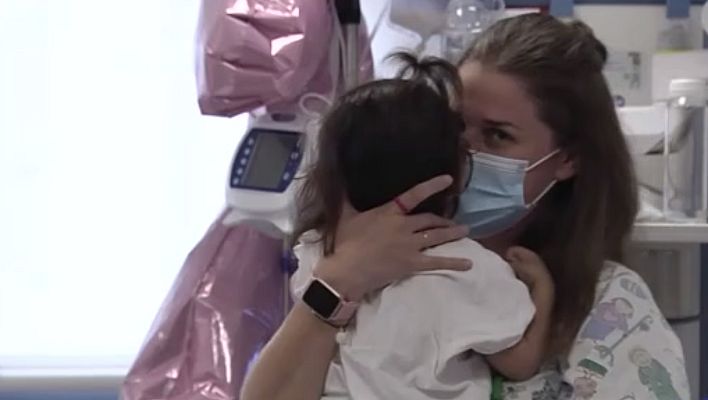 Telediario 1 - La hija de la UCI: la historia de la niña criada por personal sanitario de un hospital de Salamanca