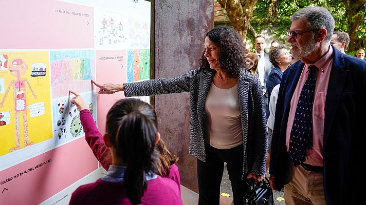 Premio Princesa de Asturias: Bassler y Greenberg interpretan el 'lenguaje' de las bacterias para los alumnos asturianos