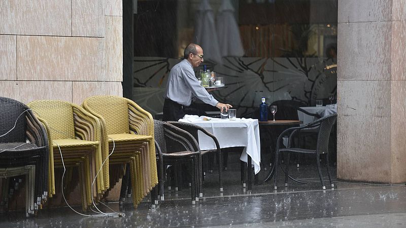 Un hostelero de Barcelona busca camareros de más de 50 años para su nuevo negocio