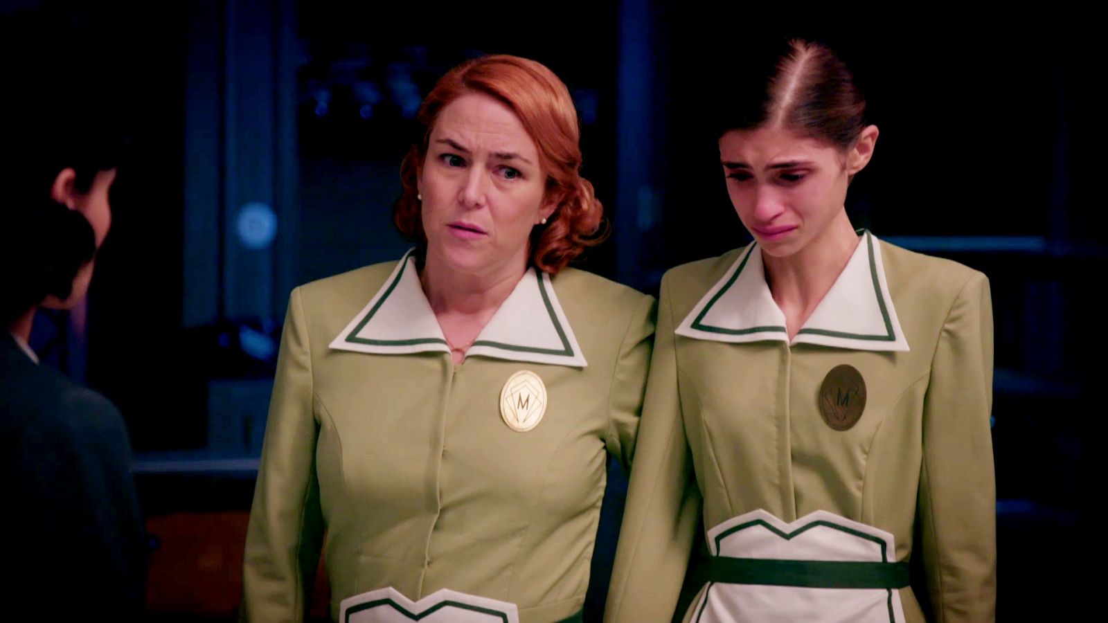 Antonia cubre a Marta ante Teresa - Salón de té La Moderna | Ver