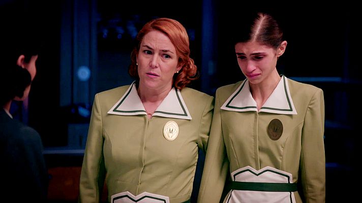 Salón de té La Moderna - Antonia cubre a Marta ante Teresa