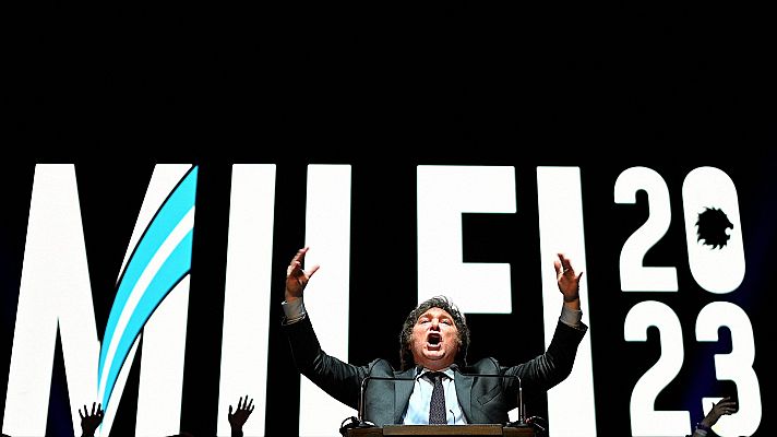 Telediario 1 - El ultraliberal Javier Milei, favorito en las encuestas para ganar las elecciones en Argentina