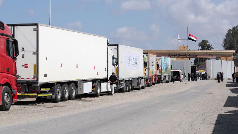 Un centenar de camiones espera para entregar la ayuda humanitaria a Gaza