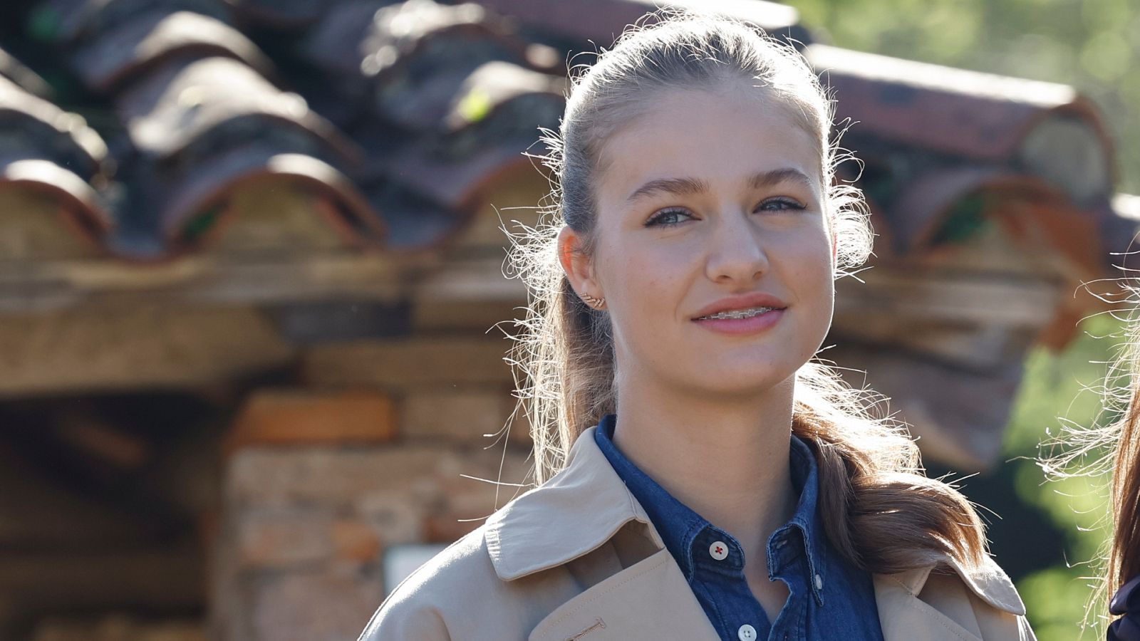 La princesa Leonor durante su visita al Pueblo Ejemplar del Principado: "¡A ver si aprendo yo a escanciar!"