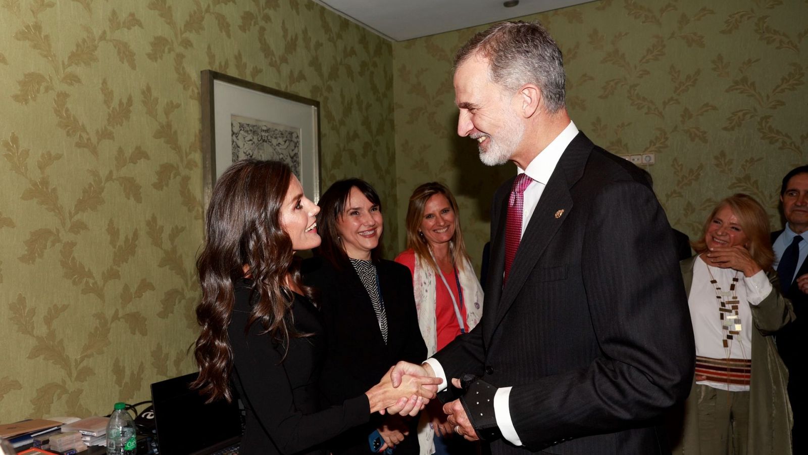 20 años del saludo cómplice entre don Felipe y doña Letizia