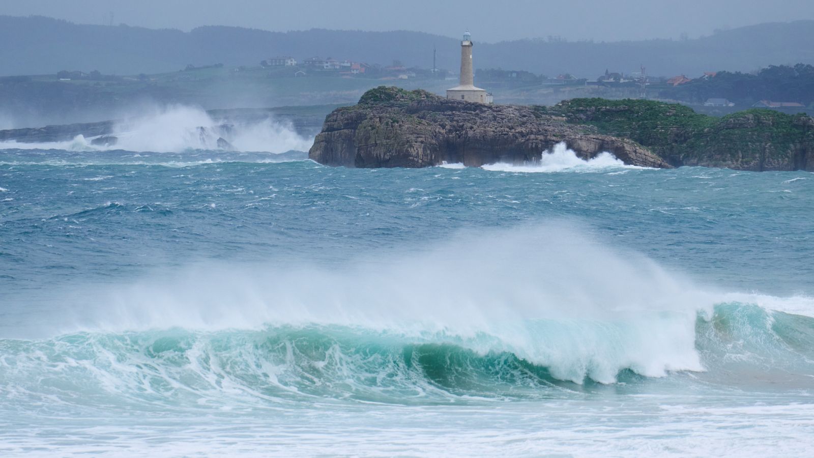 Fuerte viento en el Cantábrico e intervalos nubosos