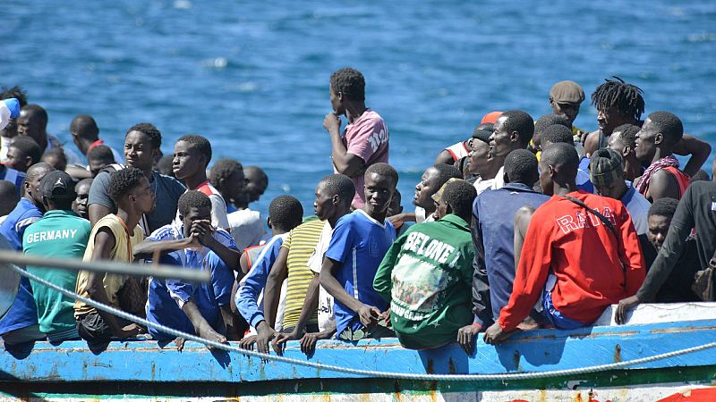 Más de 800 migrantes llegan a Canarias en un día