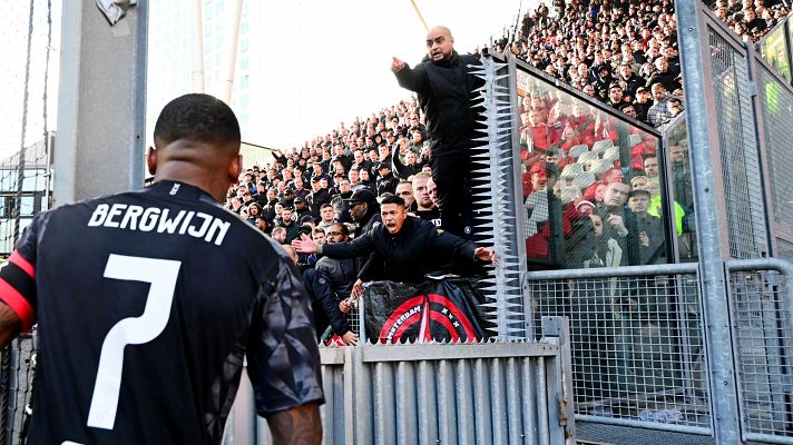 El Ajax en situación límite: en puestos de descenso y con su afición en contra