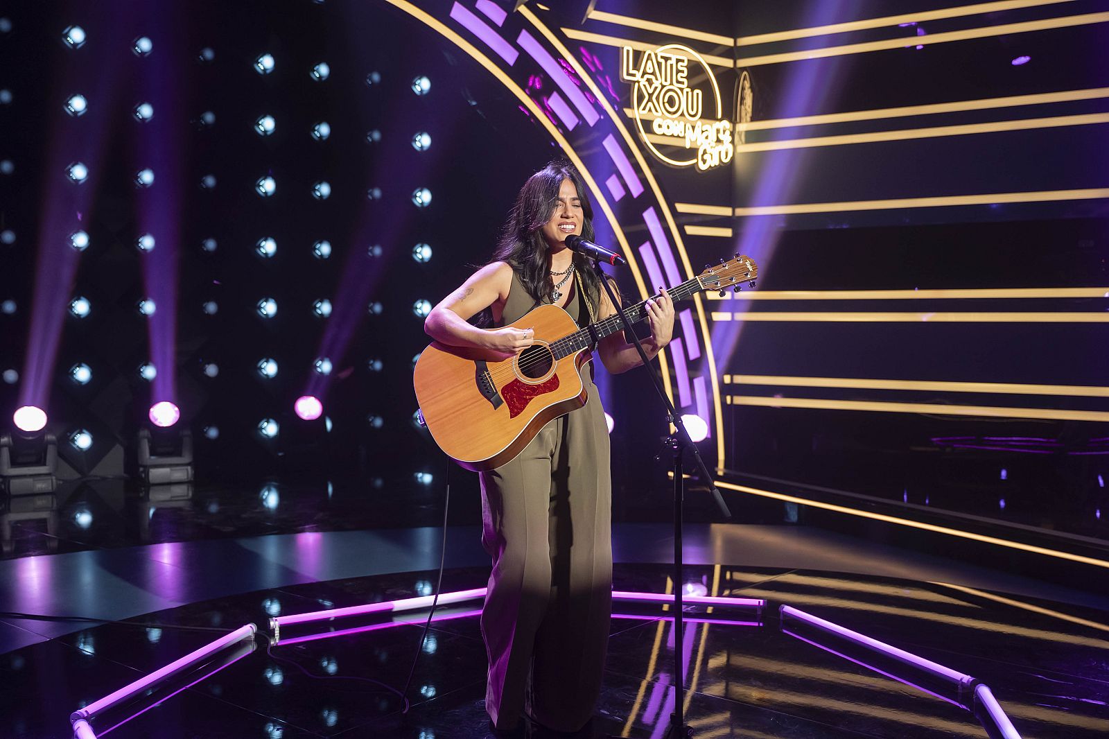 Julia Medina actuando en el Late Xou con Marc Giró