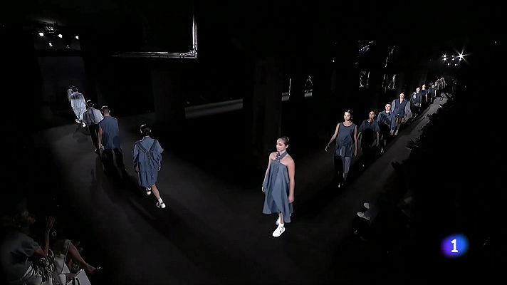 L'Informatiu - Una desfilada de roba texana reciclada dona el tret de sortida a la 080 Fashion Week