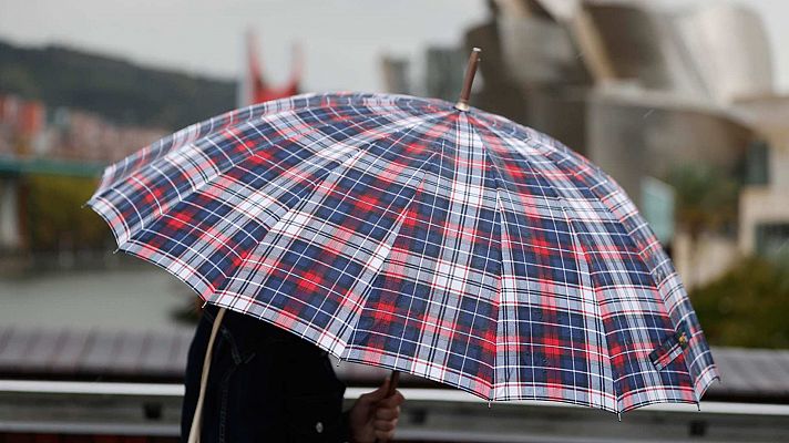 Un nuevo frente atlántico trae fuertes lluvias a Galicia, con las temperaturas al alza