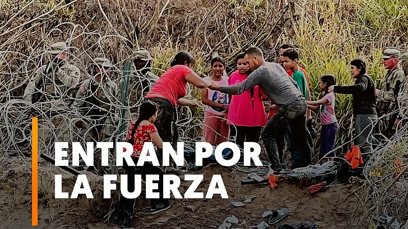 Un grupo de migrantes derriba el cerco de púas en la frontera de México y Estados Unidos